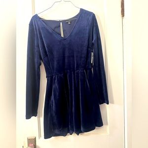 Navy long sleeve velvet romper. Has pockets. Size Medium. Still has tags.